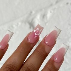 Karinailz🎀 on Instagram: "The cutest!🌸 • • • •  #houstonnails #houstonnailtech #summernails #flowernailart #hibuscus #frenchtipnails #coffinnails #coffinnailshape #nailinspo #naildesign #nailaddict #nailart #nailporn #nailjunkie" Nail Idea With Flowers, Nails With One Nail Design, White Cute Acrylic Nails, Cute Nail Inspo 2024, Nail Into Summer, Nails Acrylic For Summer, White Nails And Pink, Summer Flowers Nails, Nails With One Design