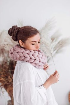 Chunky infinity wool scarf is a stylish accessory for the colorful autumn, white as snow winter and green spring. Stylish and made with love. Chunky handmade snood is a modern way to express yourself with a premium quality materials. Are you are looking for a beautiful accessory which also keeps you warm? Chunky knit oversized scarf is the one you need. COLOR: baby pink / soft pink. If you prefer any other color, please contact. Please note that colors might vary due to computer monitor settings Chunky Wool Scarf, Arm Knitting Scarf, Super Chunky Wool, Crochet Tote Pattern, Chunky Infinity Scarves, Chunky Scarf, Scarf Wool, Merino Wool Scarf, Stylish Winter Outfits