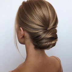 Chignon mariage : de belles photos pour inspirer les mariées Sleek Bun Hairstyles, Low Bun Hairstyles, Short Hair Bun, Wedding Guest Hairstyles, Long Hair Updo, Low Bun, Bun Hairstyles For Long Hair, Penteado Cabelo Curto, Short Hair Updo