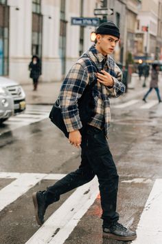 Street Style from New York Fashion Week ... All Black Outfit Men, Outfits Quotes, Looks Hip Hop, New York Fashion Week Men, Spring Outfits Men, Streetwear Mode, Hipster Man, Seoul Fashion