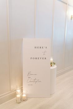 White Here's to forever welcome sign black script Day Of Signage Wedding, Modern Elegant Wedding Signage, Sinages Design For Wedding, Wedding Signage Fonts, Minimalistic Modern Wedding, Welcome Sign To Wedding, Fun Welcome Wedding Signs, Minimal Wedding Sign, Entrance To Wedding Reception