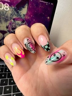 Uñas inspiradas en Blink 182 para el LollaPalooza Chile by Nyno Rock N Roll Nail Art, Blink182 Concert Outfit, Avril Lavigne Nails, Acdc Nails, Lollapalooza Nails