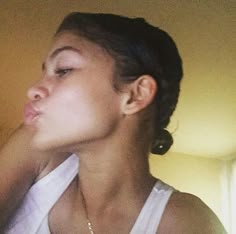 Zendaya Zendaya Body, Jawline Goals, Perfect Jawline, Skin Lightening Diy, Strong Jawline, Slimmer Face, Losing Weight Motivation, Zendaya Coleman, Face Massage