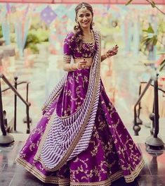 There are different styles to drape your bridal lehenga dupatta to reuse it. Dupatta Draping Styles, Sabyasachi Lehenga Bridal, Sabyasachi Lehenga, Lehenga Choli Wedding, Indian Outfits Lehenga, Red Lehenga