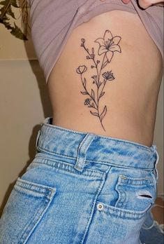 Flower side/rib tattoo inspo Female Simple Tattoos, Simple Tattoos No Shading, Girly Flower Tattoos, Flower Side Rib Tattoo, Women Tattoo Ideas Meaningful, Flower Rib Tattoos For Women, Rib Tats For Women, One Of Two Tattoo, Big Rib Tattoos For Women