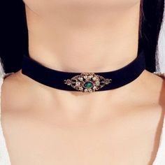 This Victorian Style Rhinestone Choker Is A Wonderful Addition To Your Wardrobe And Your Style! A Fun And Unique Pair With A Nice Gothic Look. Choker Ideas, Academia Jewelry, Dark Academia Jewelry, Cameo Choker, Antique Choker, Dnd Oc, Gothic Chic, Jewelry Victorian, Victorian Aesthetic