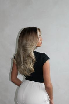 High Blonde Balayage On Dark Hair, Blonde With Melted Roots, Half Up Half Down Extensions Hair Ideas, Ash Blonde Hair With Dark Roots, Blonde Ashy Highlights, Lived In Ash Blonde, Root Melt Blonde Balayage, Ombré Blonde Hair, Ashy Bronde Balayage