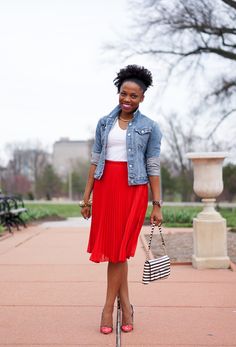 Red Flowy Skirt Outfit, Red Midi Skirt Outfit, Pleated Skirt Outfit Summer, Midi Skirt Style, Midi Skirts Style, Flared Top