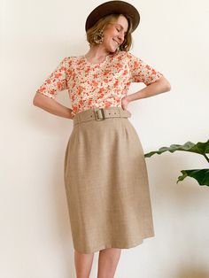 Beautiful vintage pencil skirt made of 100% virgin wool with matching belt. This is a size 42, the skirt is from the Betty Barclay brand. The skirt closes at the back with a zipper. This skirt gives you a super feminine figure. The material made of pure new wool is also pleasant, and thanks to the lining nothing can scratch. Wear it with tights in summer or fall, this skirt is versatile to wear all year round. Please note the dimensions provided before purchasing. * Size: 42 (model wears 34/36 a Fitted Belted Pencil Skirt, Fitted Office Skirt With Belt, Vintage Beige Workwear Skirt, Vintage Beige Skirt For Workwear, Vintage Beige Skirt For Work, Brown Belted Skirt For Workwear, Brown Belted Skirt For Work, Fitted Brown Pencil Skirt For Summer, Beige High-waisted Pencil Skirt For Work