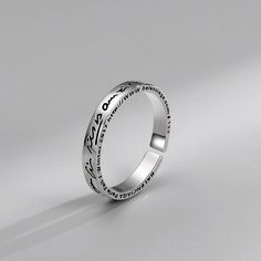 Dieser verstellbare Ring verfügt über ein englisches Graffiti-Design, das in Sterlingsilber gegossen ist und für einen eleganten Look sorgt.  Das verstellbare Band sorgt für die perfekte Passform.  Genießen Sie den zeitlosen Stil dieses Vintage-Silberrings.
 Produktdetails

Material: 925er Silber
Farbe: Weißvergoldet
Größe: US-Größe einstellbar
Artikelnummer: AR23102038

 Produkt-Schlüsselwörter: Verzerrte Bandringe, Avantgarde-Ringe, Einzigartig geformte Ringe, Vintage-Ringe, Vintage-Bandringe, Vintage Silver Ring, Plain Ring, Plain Rings, Rings Unique, Vintage Silver Rings, Graffiti Designs, Rings Vintage, Ringe Gold, Elegant Look