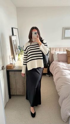 Satin Maxi Skirt Outfit, Striped Sweater Black, Silk Skirt Outfit, Striped Sweater Outfit, Maxi Skirt Winter, Black Satin Skirt, Satin Skirt Outfit, Transitional Outfits, Rok Outfit