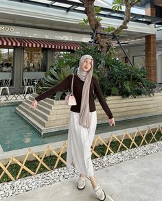 Outfit Kampus Hijab, Earth Tone Ootd, Brown Outfit Hijab, Rajut Outfit, Celana Jins Wanita, Outfit Hijab Casual Rok, Maroon Hijab, Simple Outfits Hijab, Casual Outfits Hijab