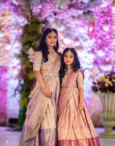 Lehanga For Kids Party Wear, Twining Outfits, Baby Dress Ideas, Saree Ceremony, Indian Dresses For Kids, Lehenga Ideas, Saree Function, Pattu Langa, Hair Style On Saree