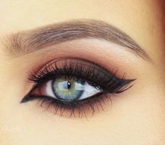 How To Easy Cat Eye Makeup Meow #Musely #Tip Easy Cat Eye, Make Up Designs, Natural Eye Makeup Tutorial, Glasses Makeup, Cat Eye Makeup, Hooded Eye Makeup, Eye Makeup Steps, Simple Eye Makeup, How To Apply Eyeliner