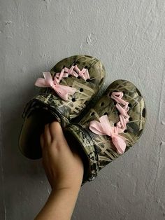 Camo Crocs Outfit, Crocs Camo, Crocs Diy, Croc Outfits, Camo Crocs, Crocs Fashion