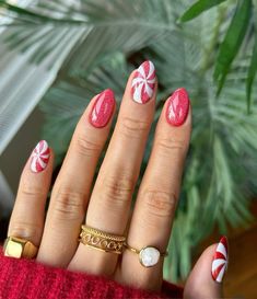 Christmas Cat Nails, Christmas Cat Eye Nails, Cat Eye Christmas Nails, Christmas Candy Nails, Peppermint Nails, Christmas Present Nails, Nails Rings, Candy Cat, Nailinspo Nailart