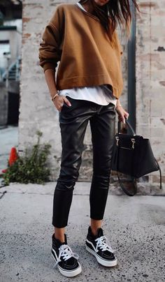 Paris Mode, Black Leather Pants, Mode Casual, Trendy Fall Outfits, Black Women Fashion, Sneakers Outfit, 가을 패션, Fall Fashion Outfits, Casual Fall Outfits