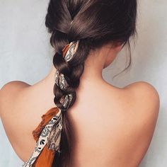 Ideas de peinados para pelo castaño, ¡saca partido a tu melena!Natural o teñido, el castaño es una de las tonalidades más comunes y versátiles para el cabello... Scarf Braid, Gorgeous Braids, Wedding Couture, Long Box Braids, Skirt Blouse, Evening Outfit, Scarf Style, Hair Braid, Trending Hairstyles