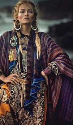 Peaceful Woman, Boho Ootd, Bohemian Schick, Woman Pose, Beautiful Boho Dresses, Mode Hippie, Style Indie, Bohemian Chic Fashion, Boho Fashion Bohemian