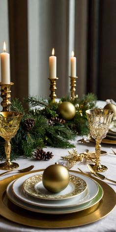 15 Stunning Green & Gold Christmas Tablescapes Gold Christmas Tablescapes, Christmas Dining Setting, Green Gold Christmas, Green Tablescape, Green Table Runner