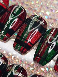 Black base with red, green, and gold cat eye plaid Pictured: Short Coffin All nails are made using a combination of builder gel and gel polish to make them extra durable and reuseable with proper application and care. Tartan Nail Designs, Cat Eye Plaid Nails, Red And Green Cat Eye Nails, Green Plaid Nails, Red Cateye Nails, Christmas Plaid Nails, Tartan Nails, Red And Black Flannel, Short Coffin