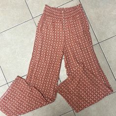 All Orders Ship Next Business Day! Nwot Pink Republic Wide Leg Womens Pants Never Worn, Has Little Buttons For Looks (Non Functional) And Scrunches Around The Waist The Color Is Orangish Pink With White Little Flowers Size Small Conditions: Like New, Clean/Good Condition, No Holes/Stains Measurements: Length: 44’ Waist: 26’ Inseam: 30’ Measurements Are Approximate Material: 100% Rayon Reasonable Offers Accepted Fitted Bottoms For Fall Vacation, Pink Cotton Wide-leg Bottoms, Non-stretch Wide Leg Pink Bottoms, Red Wide-leg Cotton Pants, Red Wide-leg Pants With Elastic Waistband, Red Stretch Wide Leg Full-length Pants, Banana Republic Women, Little Flowers, Bottoms Pants