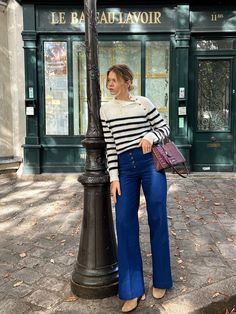 What To Wear With Flare Jeans, How To Style Flares, Style Flare Jeans, Striped Sweater Outfit, Navy Trousers, Blue Flare Jeans, Jumper Outfit, Pullover Outfit