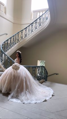 Light Pink Quince Ramo, Quinceanera Dresses Champagne Pink, Dream Prom Dresses, Quince Picture Poses, Quinseñeras Ideas, Quince Photoshoot Ideas With Court, 15 Photoshoot Ideas, Coquette Quinceañera, Quinceanera Picture Ideas