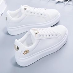 Women Casual Shoes, Womens Tennis Shoes, White Sneakers Women, Girly Shoes, White Shoes Women, Women Sneakers, Spring Shoes, Fashion Mode, Casual Shoes Women