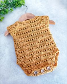 Baby Romper Pattern Free, Crochet Baby Projects, Elegant Rompers, Baby Romper Pattern, Newborn Crochet Patterns, Crochet Romper, Romper Pattern, Haken Baby, Crochet Simple