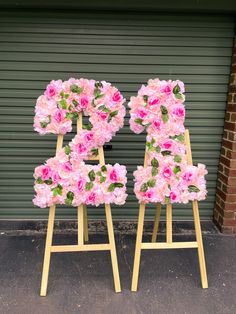 21 numbers created with flowers on easels 21st Birthday Flower Decorations, 21st Number Sign, Grad Party Aesthetic Pink, 21 Flower Numbers, Flower Numbers Birthday, 21st Birthday Ideas Flowers, Floral Number Diy, 21 Birthday Pink Theme, Diy Birthday Number Sign