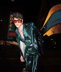 Hollywood Glam Outfit Men, Studio 54 Men Outfit, Glitter And Glamour Party Outfit Men, Disco Outfit Men, Studio 54 Party, Party Dress Codes, Party Outfit Men, Disco Fever