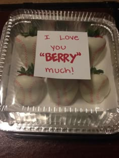 there is a plastic tray with strawberries in it and a note on the top