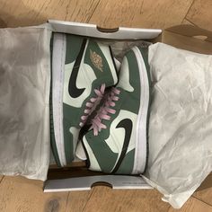 These Shoes I Bought Of Goat And They Are Air Jordan Ones Dutch Green. I Have Only Worn Them A Few Times And They Are Not Dirty At All And Look Brand New. They Are Very Pretty And Are A Size 8 In Women’s! Comfortable Shoes For Work, Обувь Air Jordan, Shoes For Work, Sneakers Comfortable, Dr Shoes, Jordan Shoes Girls, All Nike Shoes, Cute Nike Shoes, Green Sneakers