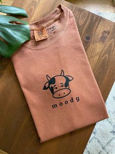 Cute Simple Tshirt Designs, Cricut Sweatshirts Ideas, Cute Circuit Shirt Ideas, Cute Simple Shirt Designs, Cow Shirt Designs, Comfort Color Shirts Design, Trendy Shirt Designs Cricket, Prints For Tshirts Ideas, Cute Womens T Shirts