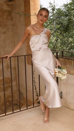 Bridesmaid Dresses Simple Elegant, Cream Bridesmaid Dresses Mismatched, Champagne Midi Dress, Evening Midi Dress, Champagne Bridesmaid Dresses, Dainty Jewellery, Neutral Heels, Champagne Bridesmaid, Champagne Dress