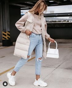 Puma Cassia Outfit, Cream Gillet Outfit, Light Neutral Outfit, Faux Shearling Coat Outfit, Shearling Coat Outfit, Fashion Winter Outfits, Mode Tips