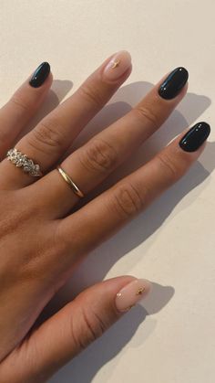 Black Nail With Sparkle, Short Nail Dark Designs, Gel Nail Stars, Black Gold Sparkle Nails, Gel Nails Star Design, Shorts Gel Nails, Black Nails Gold Stars, Celestial Short Nails, Black And Gold Star Nails