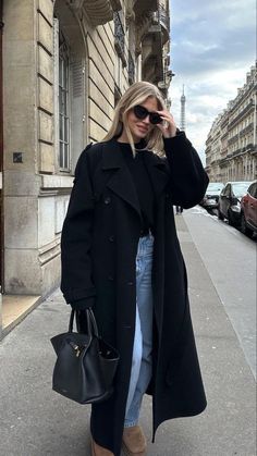 Trent Coat, Black Coat Outfit, Mantel Outfit, Look Adidas, Outfit Autumn, Skandinavian Fashion, Winter Fashion Outfits Casual, Outfit Chic