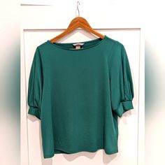 H&M Short Sleeved Green Creped Jersey Top Nwt Dimensions In Photos H&m Green Shirt, Oversized Linen Shirt, Loose Fit Blouse, Crewneck Sweatshirt Women, Puff Sleeve Shirt, Pinstripe Dress, Printed Sleeveless Top, Grey Crewneck, Teal And Pink