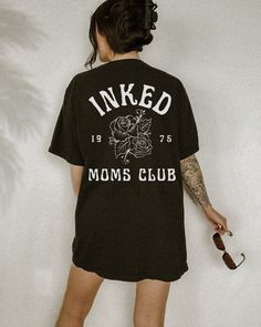 Cricut Mama Shirt Ideas, Cute Cricut Shirts For Women, Alt Mom Outfits, Edgy Maternity Outfits, Custom Tshirt Ideas, Trendy Tshirts Graphic Tees Design, Edgy Western Style, Edgy Mom Outfits, Alt Mom