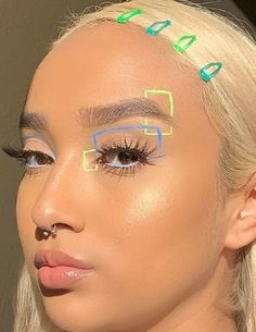 Colourful Eyeliner Looks, Grafic Eyeliner Makeup, Futuristic Makeup Looks, Colorful Eyeliner Ideas, Artsy Eyeliner, Creative Eyeliner Looks