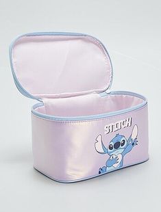 Vanity 'Stitch' - Disney - bleu - Taille ONESIZE - Ce vanity 'Stitch' multicolore pour de ranger ses petites affaires comme une grande !  - Trousse de toilette 'Stitch' - Aspect souple - Grand compartiment unique  - Ouverture zippée - Anse de portage - Couleur violet effet métallique  - Motif 'Stitch' placé devant Stitches Makeup, Bleu Violet, Jar Diy, Mason Jar Diy, Disney Stitch, School Supplies, Violet