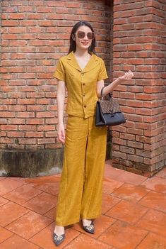 Trouser Pants Outfits, Wide Leg Pants Casual, Blouse Designs High Neck, Chic Evening Dress, Wardrobe Makeover, Cute Outfits With Jeans, Salwar Designs, Frock For Women