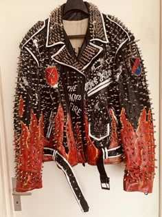 Battle Jacket Ideas, Spiked Leather Jacket, Spikes Fashion, Rock Jacket, Dope Jackets, Spidersona Ideas, Battle Jacket, Punk Dress, Jacket Ideas