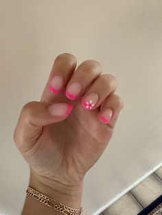 summer nails flower Simple Hawaii Nails Short, Cute Pink Nails With Design, Ring Finger Nail Ideas, Short Nail Designs Almond Shape Summer, Short Natural Vacation Nails, Short Beach Nails Gel, Cute Flower Acrylic Nails, Very Short Nail Inspo Summer, Cute Nails No Acrylic