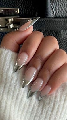 Discover 20+ Chrome Nails You Will Love! Elevate your style with stunning crome nails and intricate chrome nails designs. From white chrome nails to blue chrome nails, these looks are perfect for any season. Embrace chrome summer nails and achieve a sleek chrome manicure that stands out. These summer chrome nails will keep you looking chic and trendy all year long. Paznokcie Hello Kitty, Kutek Disney, Nagel Tips, Makijaż Smokey Eye, Almond Acrylic Nails, Mob Wife