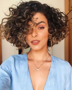 Short Curly Bob Hairstyles Messy Curls Wavy Hair, Chic Short Haircuts, Graduated Bob, Stylish Short Hair, Curly Short, Short Curly Haircuts, Short Layered Haircuts