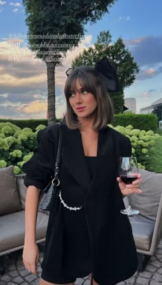 Jules Jacobson Hair, Dark Hair Bob With Bangs, 90’s Bob Haircut, Karolina Naji, Medium Bob With Fringe, 90s Bob With Bangs, Long Bob Bangs, Bob Hair With Bangs, Bobbed Hairstyles With Fringe