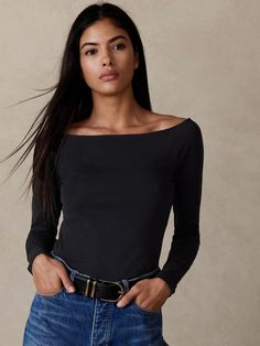 An elegant statement piece to show off the neck and collarbone, this soft boat-neck tee uses a specially-washed cotton jersey to create sumptuous handfeel with added stretch to hold and smooth.  FITTED: Stretches to fit.  Boatneck.  Straight hem.  Fi Stripe Boatneck Top, Boat Neck Blouse Outfit, Black Boat Neck Sweater, Sabrina Neckline Top, Black Boat Neck Top, Boatneck Outfit, Boat Neckline Top, Blouse Boat Neck Designs Latest, Timeless Style Outfits